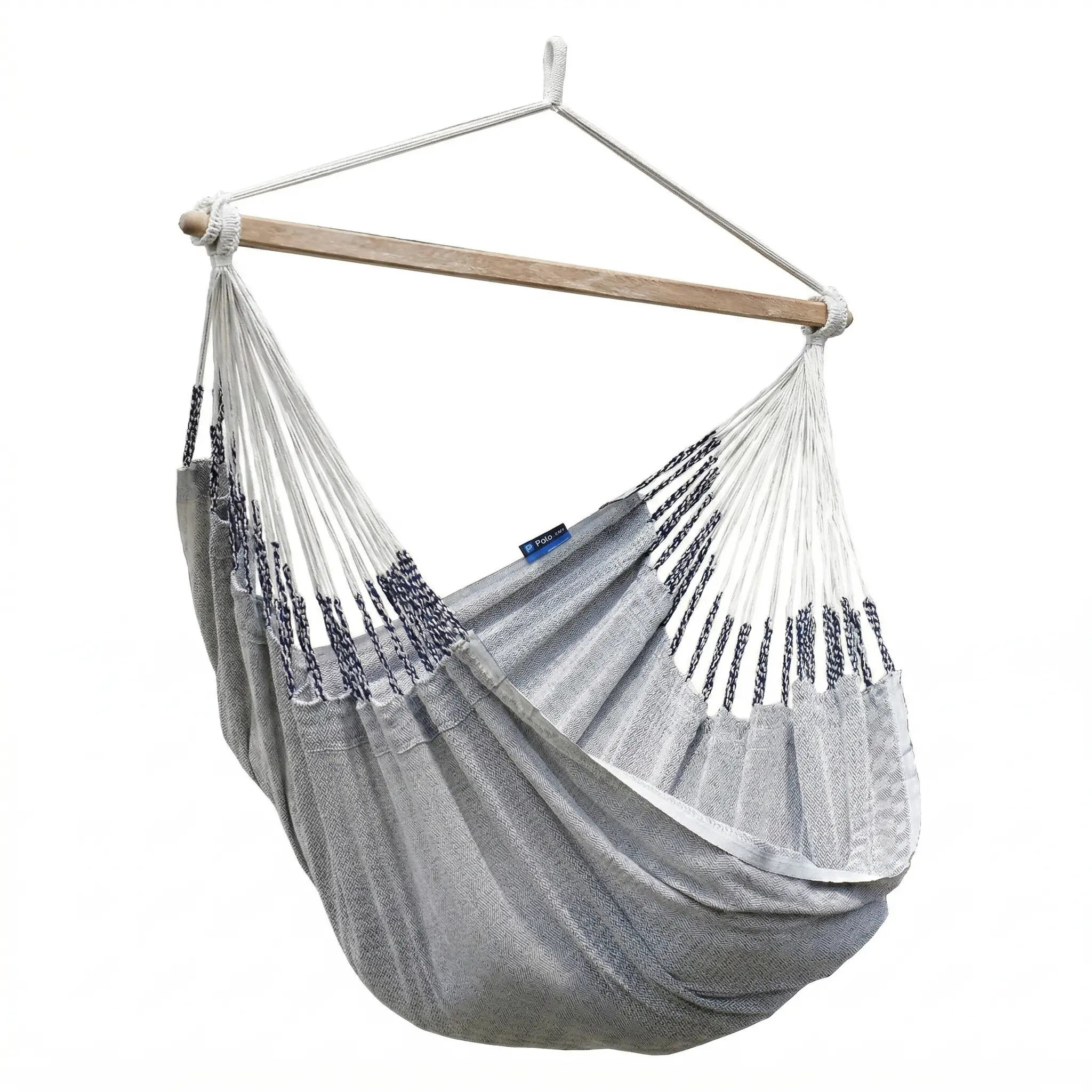 Chaise hamac suspendue en toile grise avec barre d'écartement en bois clair et cordages blancs tressés, isolée sur fond blanc pour un style minimaliste.