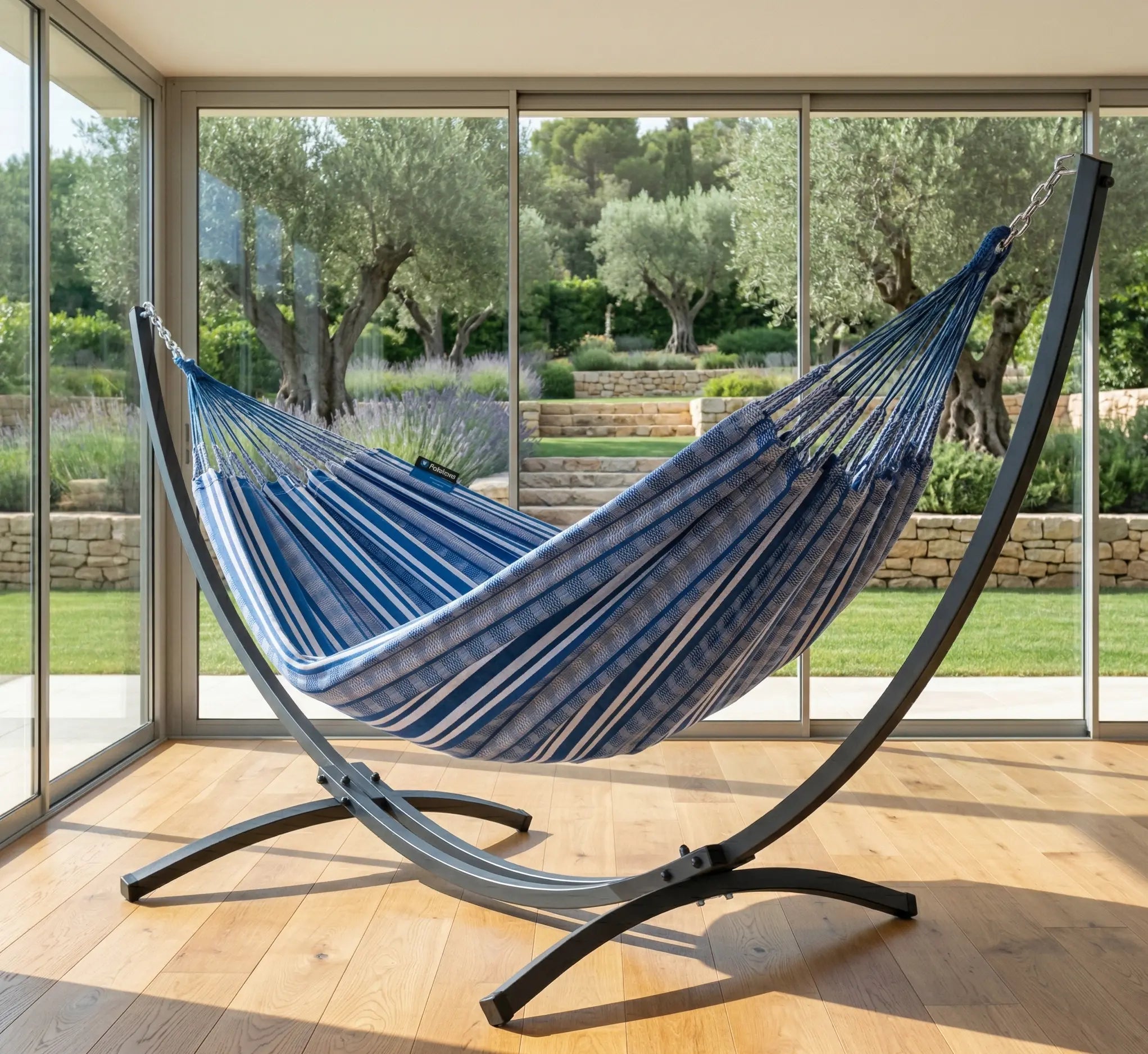 Zoom technique sur le point d'ancrage et la structure en acier noir courbé d'un hamac design avec toile en coton premium aux rayures bleues et blanches style nautique