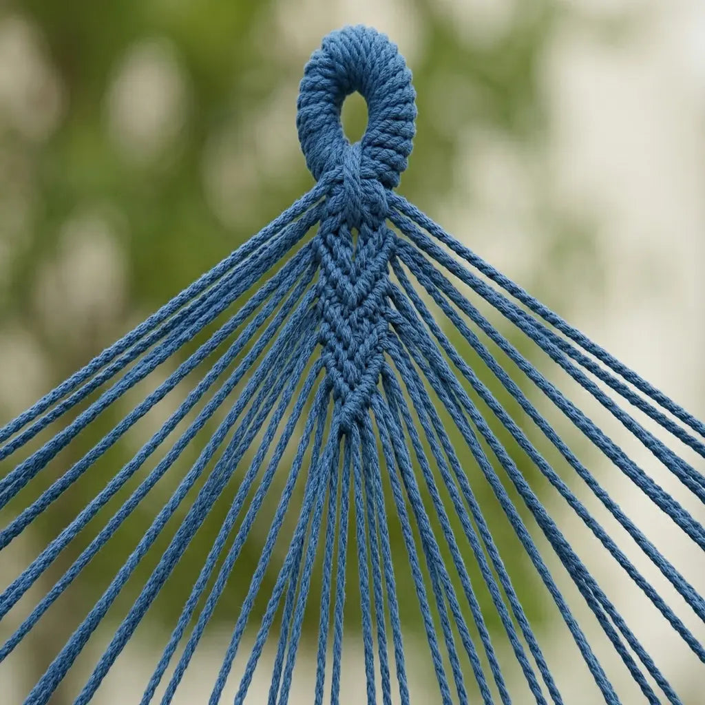 Zoom sur la finition artisanale de la boucle de suspension et le maillage des cordes bleu marine d'un hamac haut de gamme.