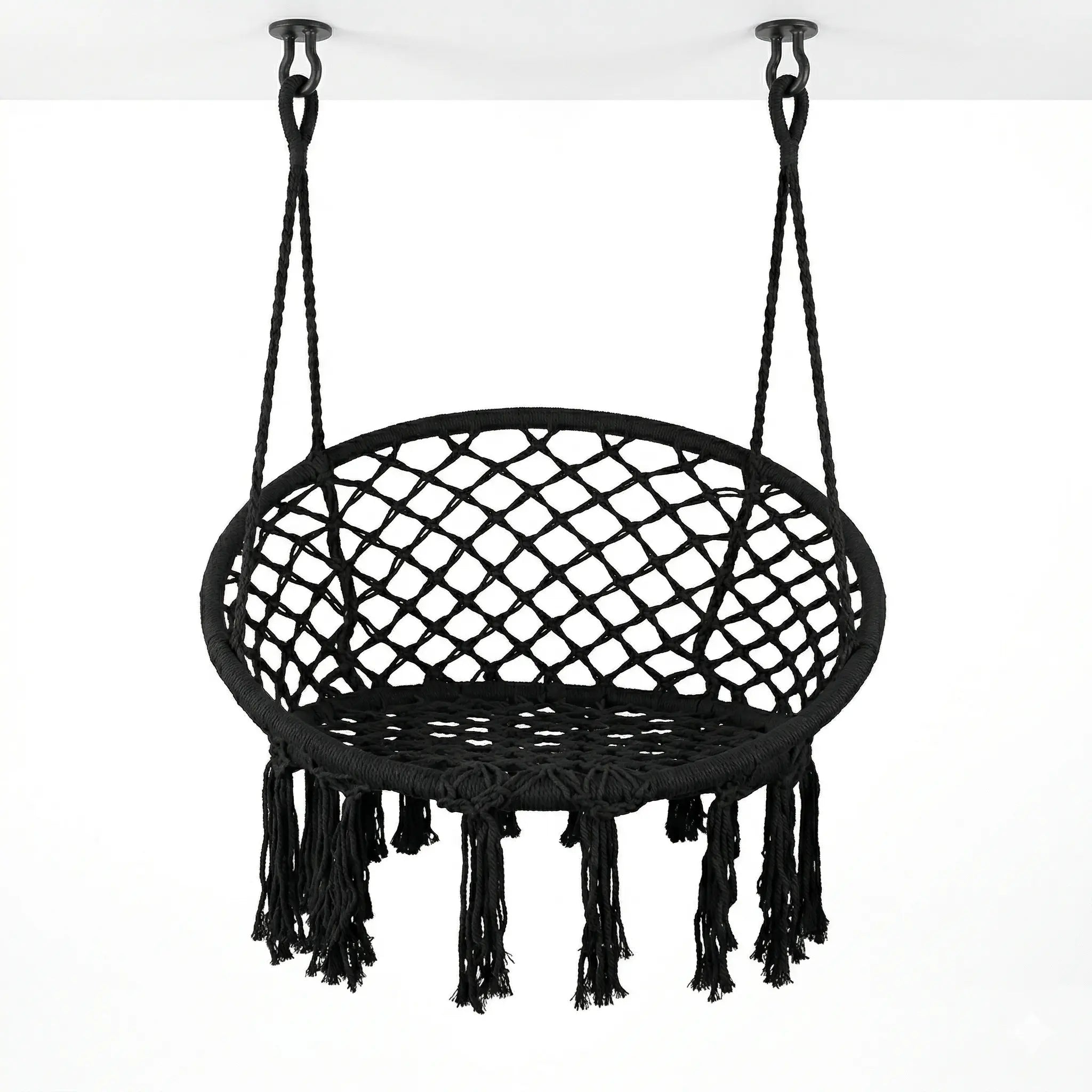 Fauteuil balancelle rond en macramé de couleur noire avec tressage en filet serré et franges décoratives suspendu sur fond blanc.
