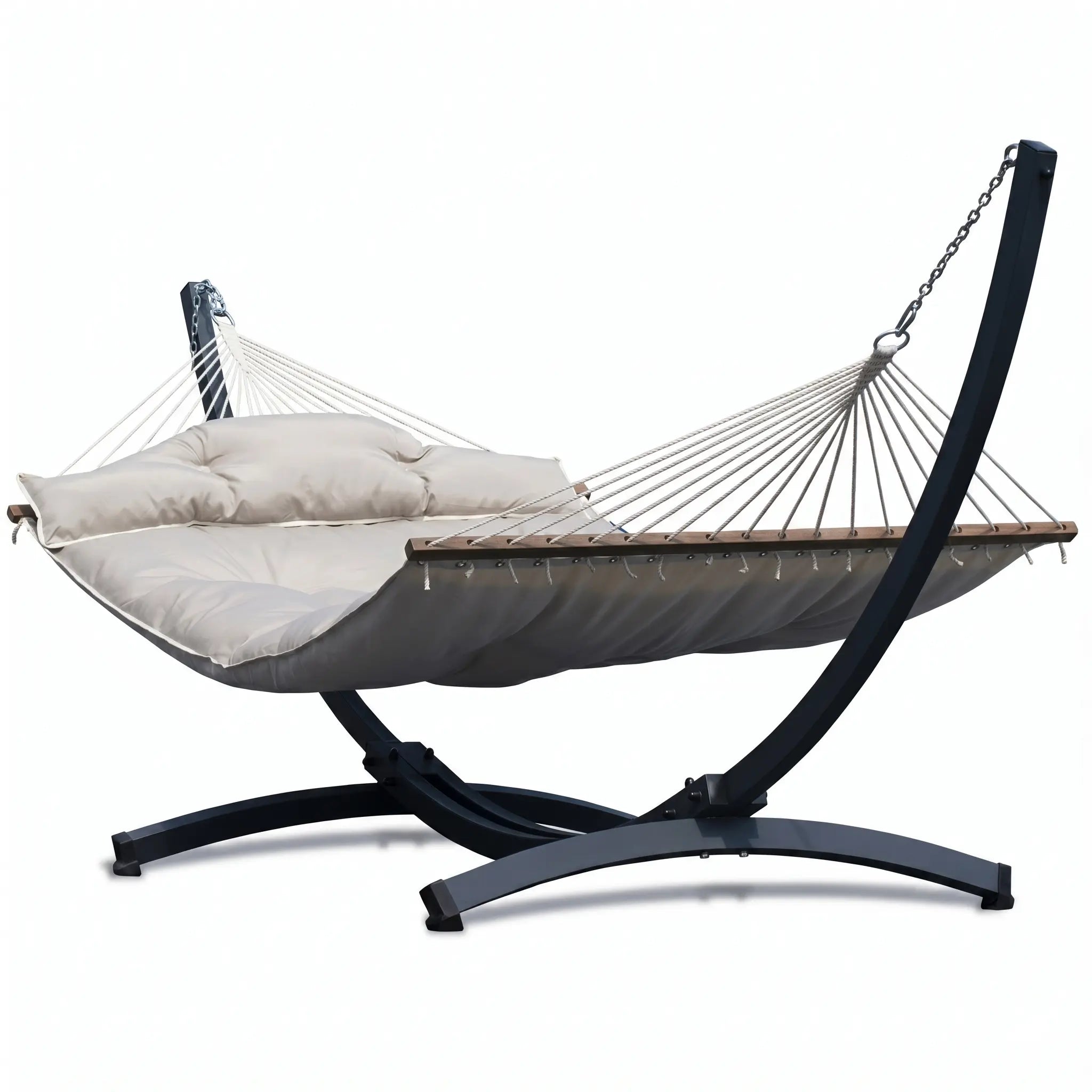Lit hamac autoportant de luxe avec matelas rembourré beige crème, oreiller intégré, barres d'écartement en bois et structure en arc en acier noir, isolé sur fond blanc.