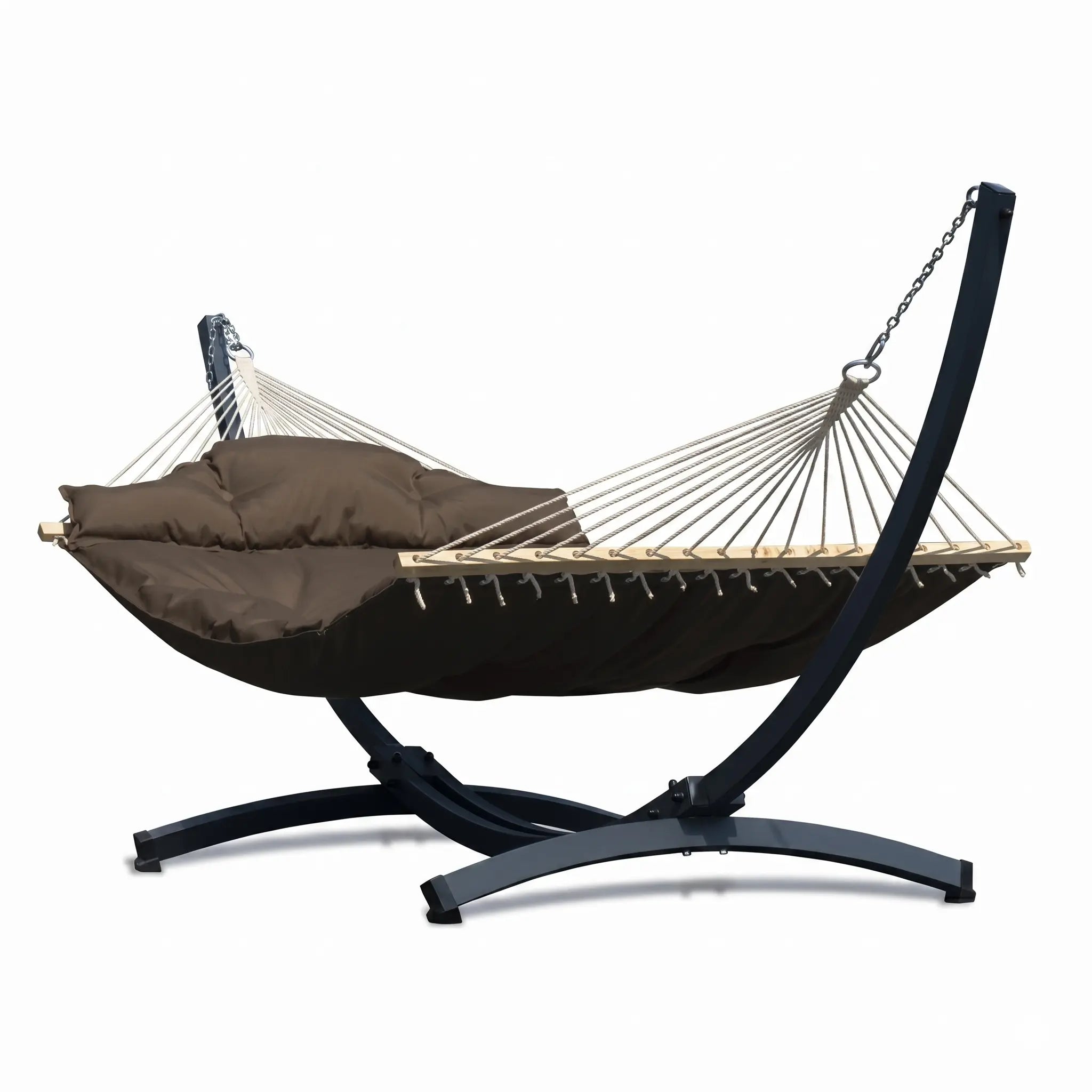 Lit hamac autoportant de luxe avec matelas rembourré marron chocolat, barres d'écartement en bois et structure en acier noir incurvée, détouré sur fond blanc.