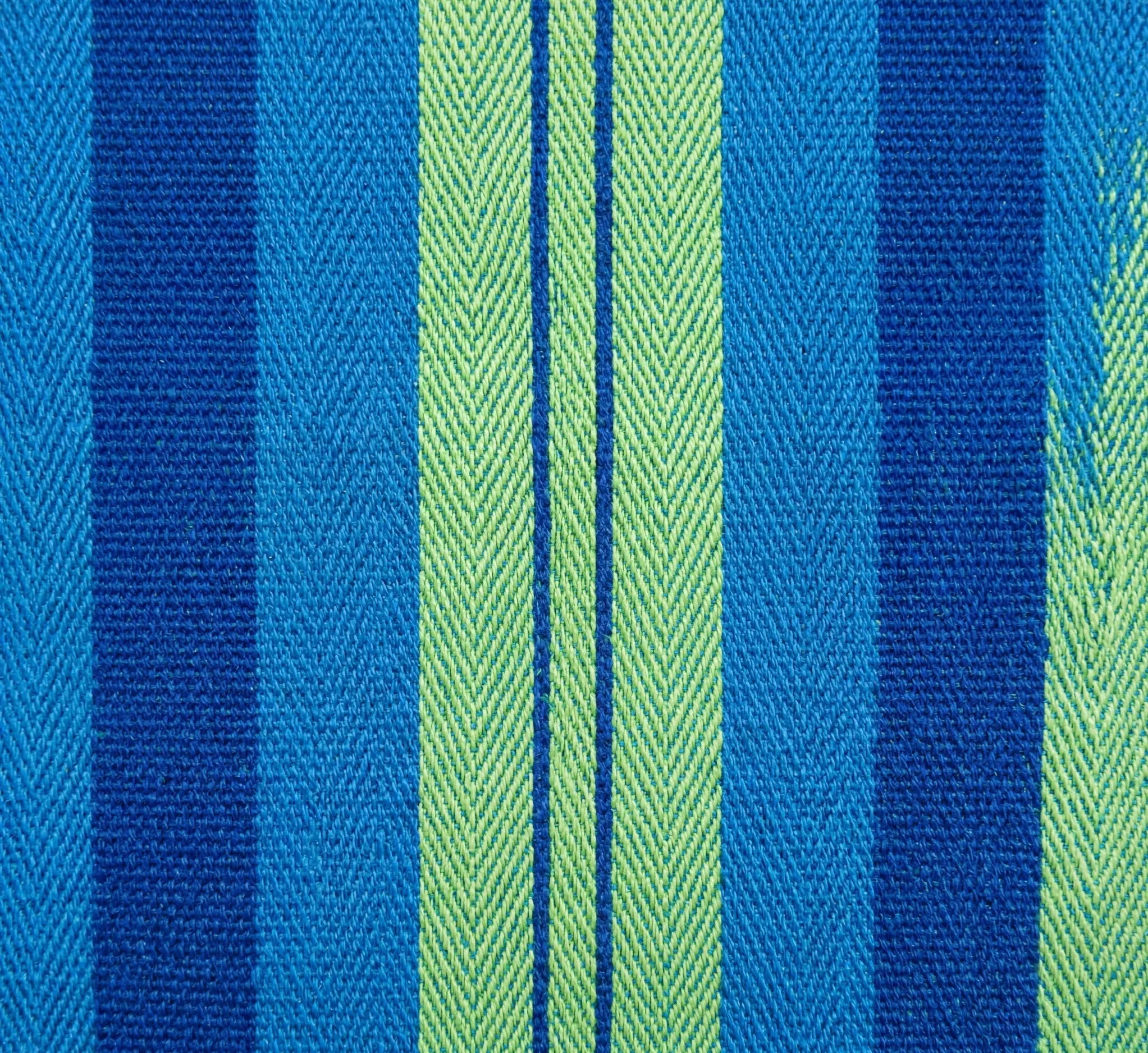 Gros plan macro sur le tissage en chevrons d'une toile de hamac premium aux rayures bleu cobalt et vert citron montrant la qualité des fibres de coton naturel