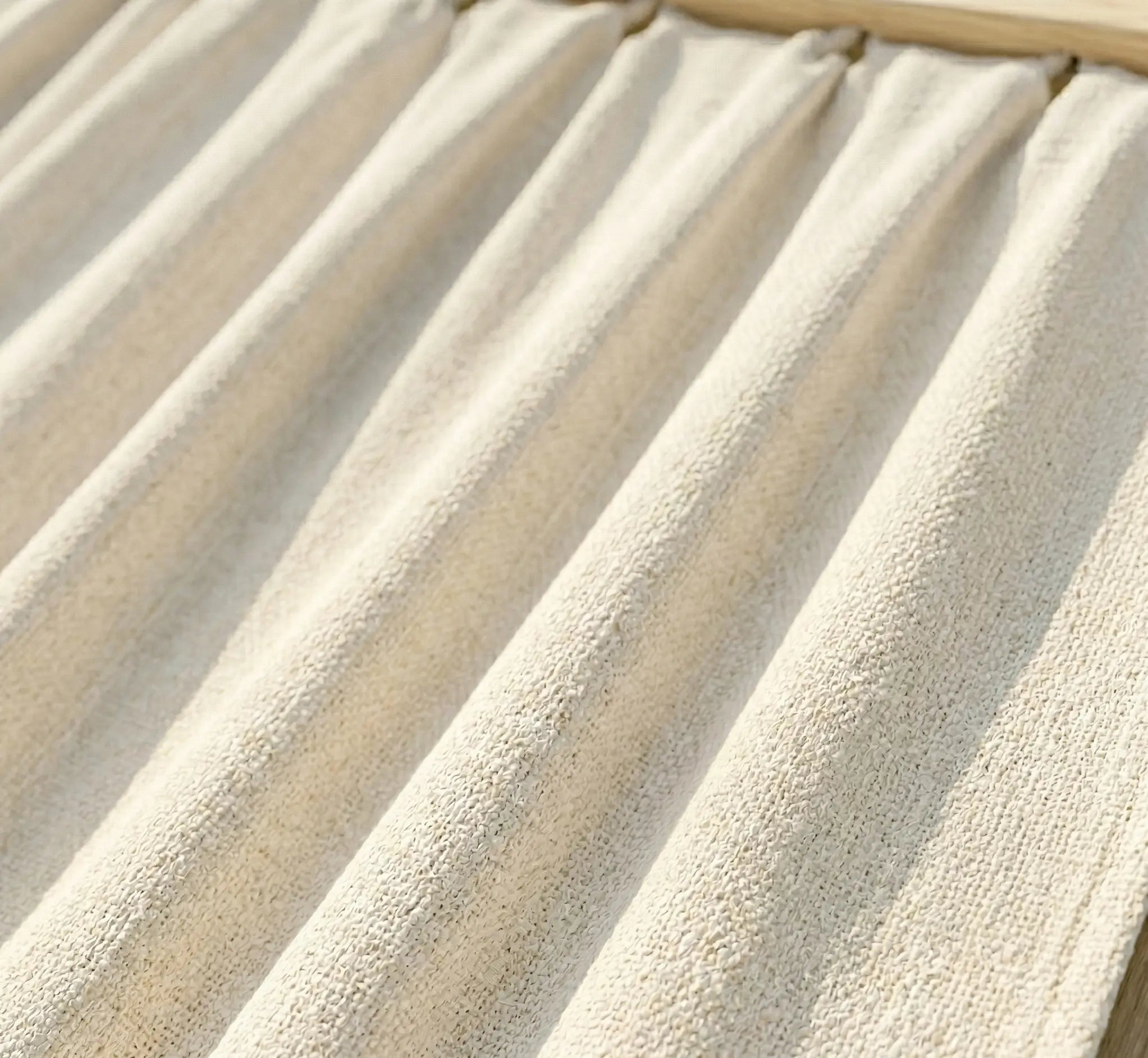 Gros plan macro sur le tissage serré d'une toile de hamac couleur crème en coton premium haute densité montrant la qualité et la résistance des fibres naturelles