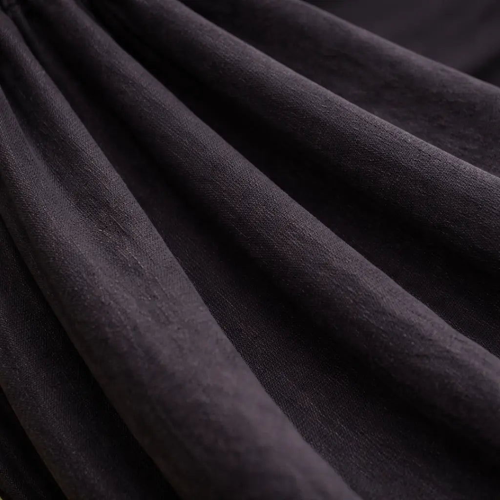 Gros plan sur la texture épaisse et le tissage de haute qualité d'une toile de hamac noire moderne.