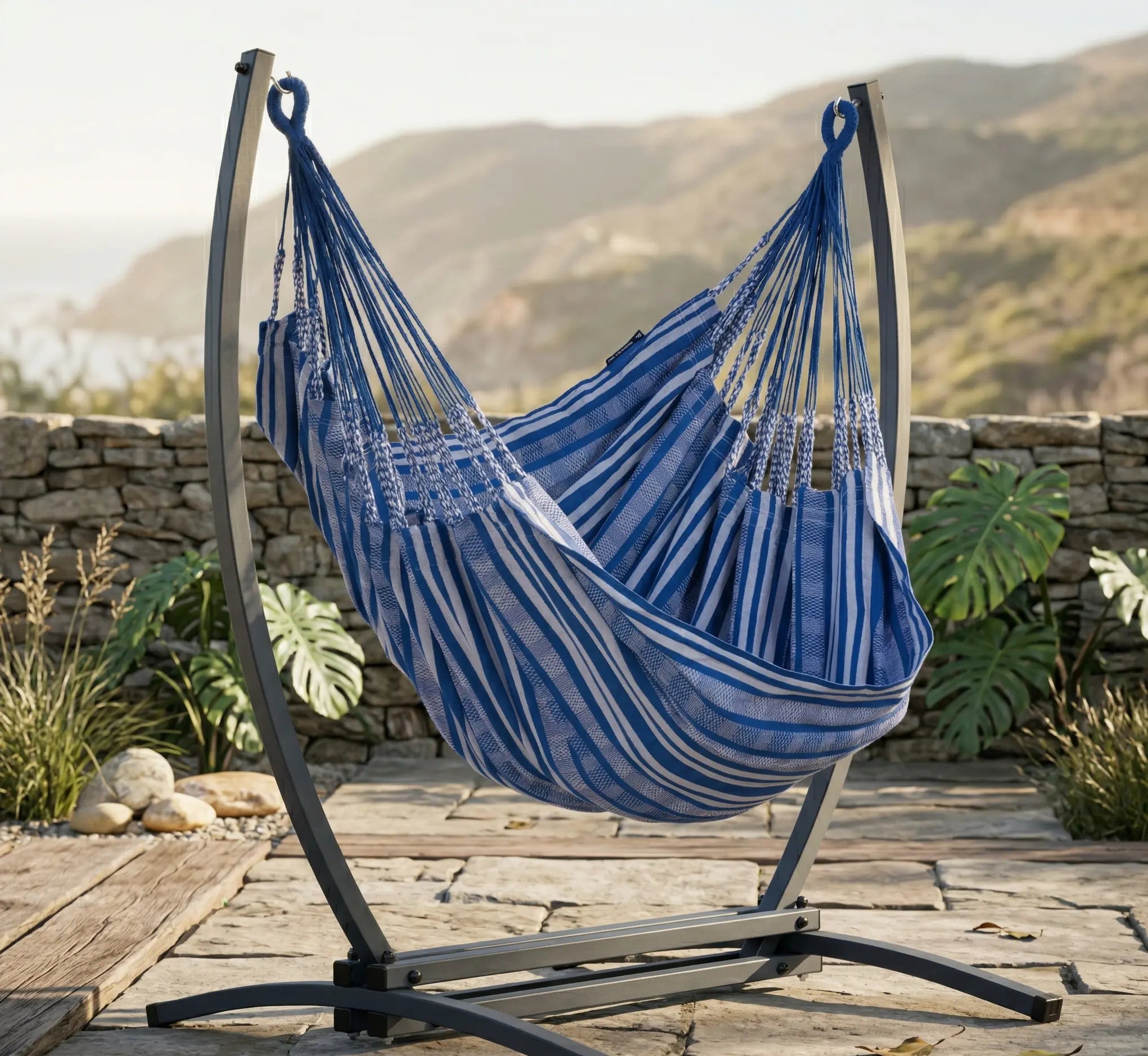 Gros plan sur la texture d'une toile de hamac à rayures bleues et blanches montrant le tissage serré et robuste en coton naturel de haute qualité