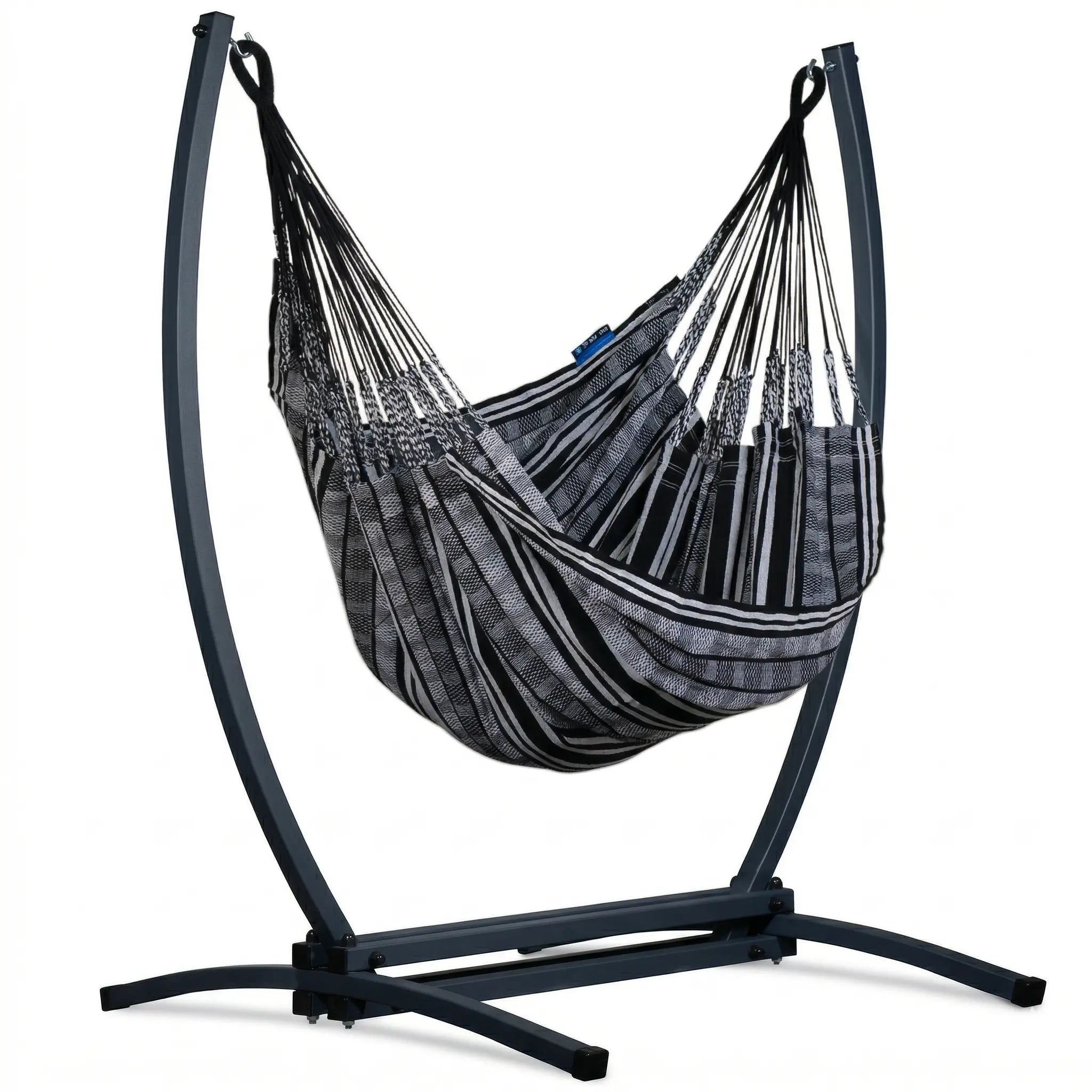 Chaise hamac en toile à rayures noires et grises suspendue à un support métallique anthracite en arc, détourée sur fond blanc pour un style minimaliste.