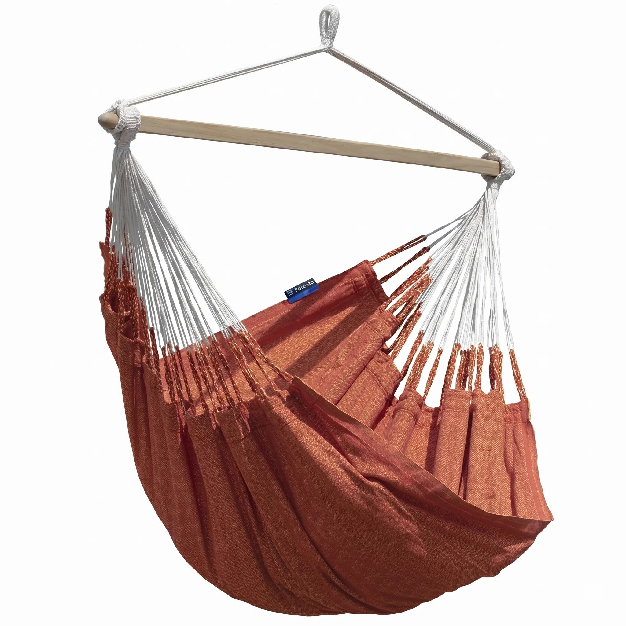 Fauteuil hamac suspendu en toile terracotta orange brûlé avec barre de renfort en bois clair et cordages de suspension blancs, isolé sur fond blanc.