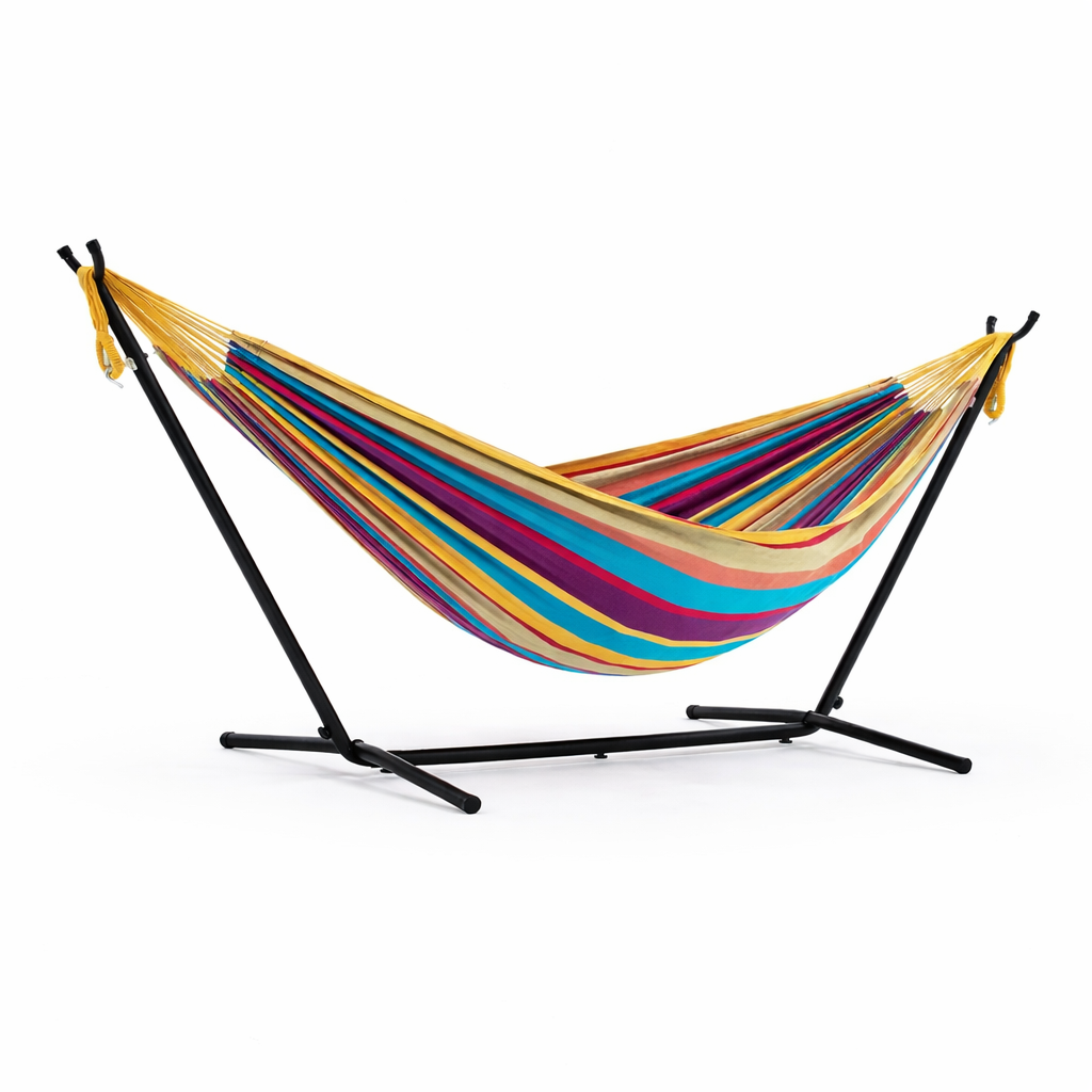 Gros plan technique sur les cordes de suspension en coton blanc renforcé et le maillage serré d'un hamac de luxe aux rayures ocre violet et turquoise