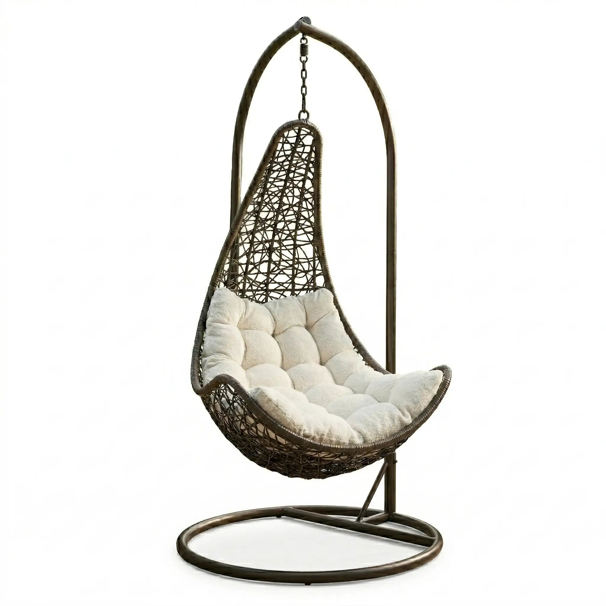 Fauteuil œuf suspendu en résine tressée marron de forme goutte d'eau avec grand coussin blanc capitonné, suspendu par une chaîne à un support en arc métallique sur fond blanc.