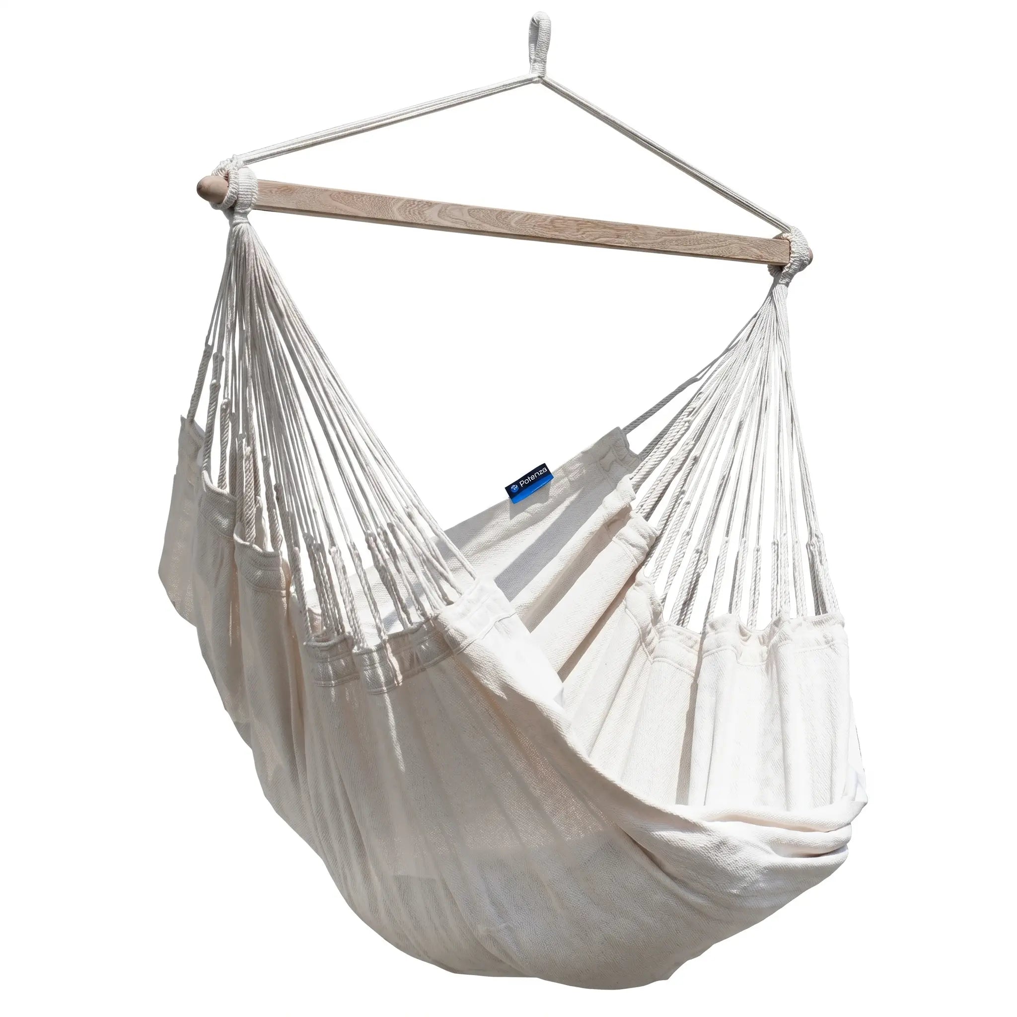 Fauteuil suspendu en toile de coton blanc crème avec barre d'écartement en bois clair et finitions de cordages blancs, isolé sur fond blanc.