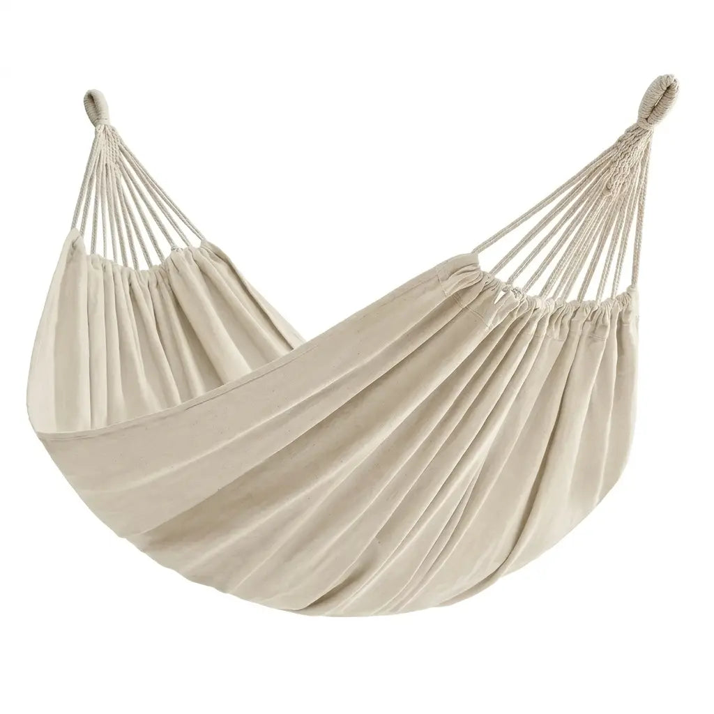 Hamac brésilien traditionnel en toile de coton écru naturel sans barres d'écartement sur fond blanc.