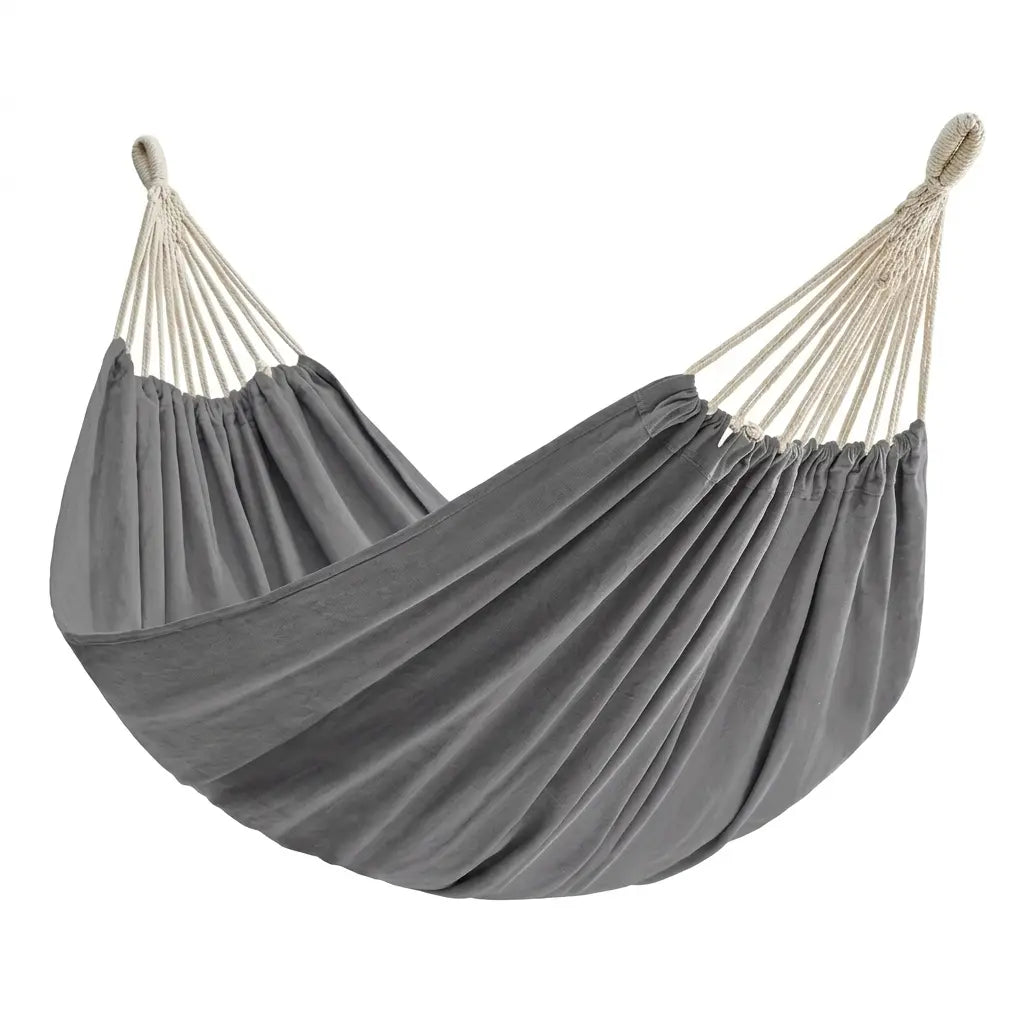 Hamac brésilien traditionnel en toile de coton gris anthracite avec boucles de suspension blanches sur fond blanc.