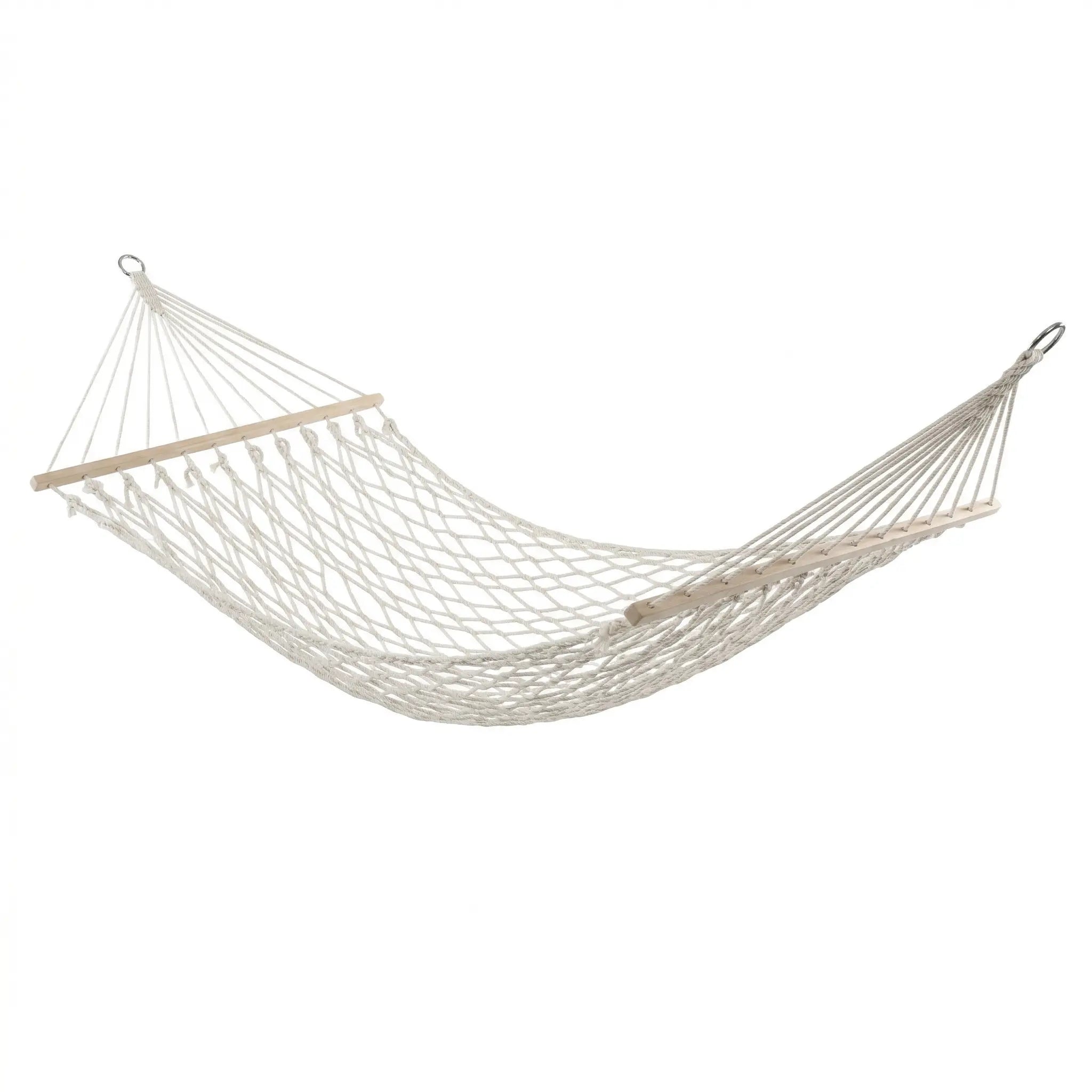 Hamac de prestige en filet de coton écru tressé à la main, avec barres d'écartement en bois clair et anneaux de suspension métalliques sur fond blanc.