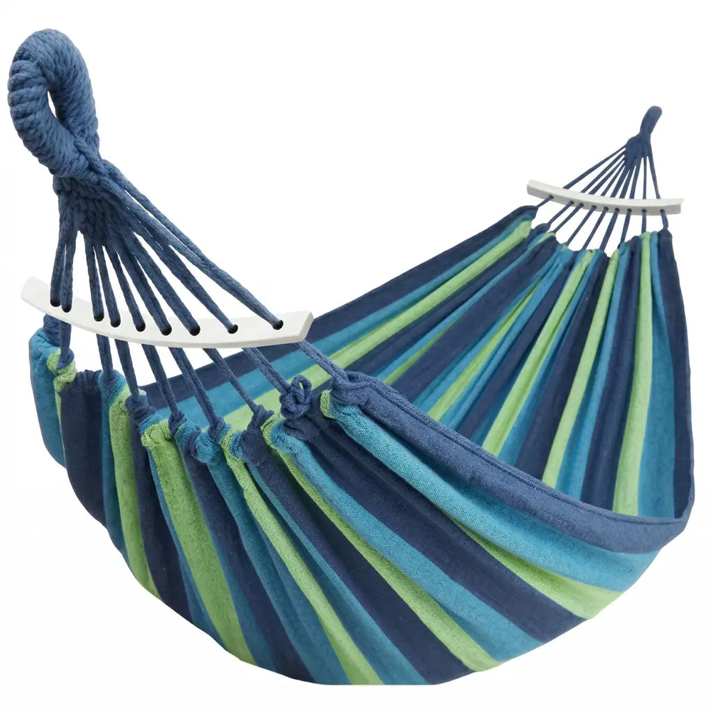 Hamac de jardin à barres blanches avec toile rayée bleu marine turquoise et vert pomme sur fond blanc.