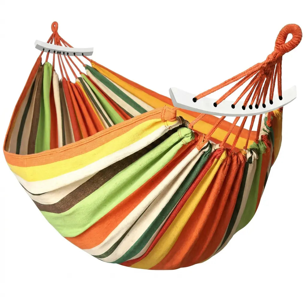 Hamac de jardin à barres blanches avec toile rayée aux tons chauds orange jaune vert et marron sur fond blanc.