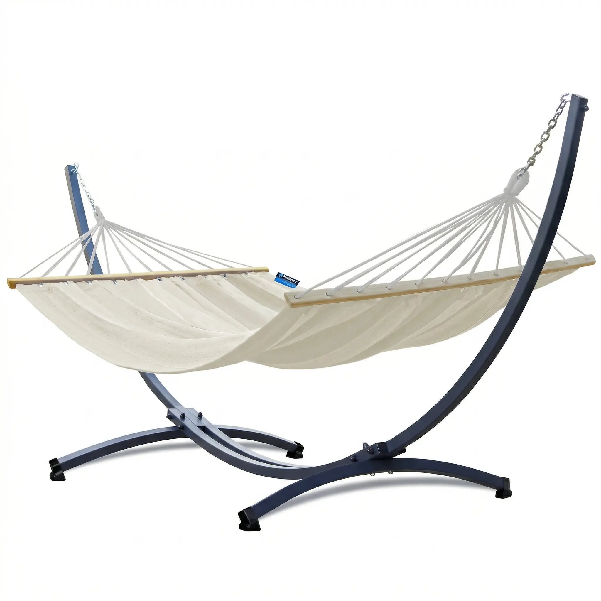 Hamac complet avec support courbé en arc gris anthracite et toile de couleur crème tendue par des barres en bois naturel, système de suspension par chaînes.