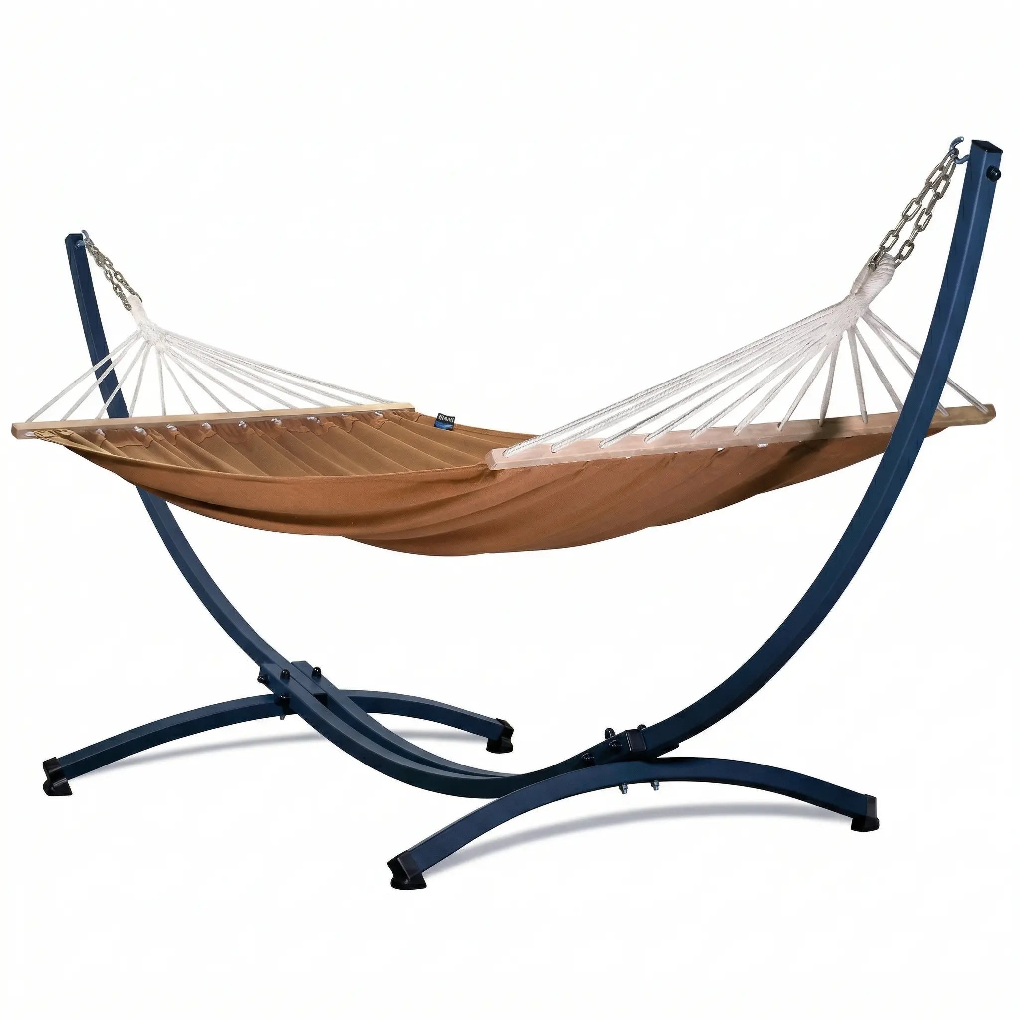 Hamac complet autoportant avec support courbé en arc gris anthracite et toile de couleur moka tendue par des barres en bois naturel, suspension par chaînes en acier.