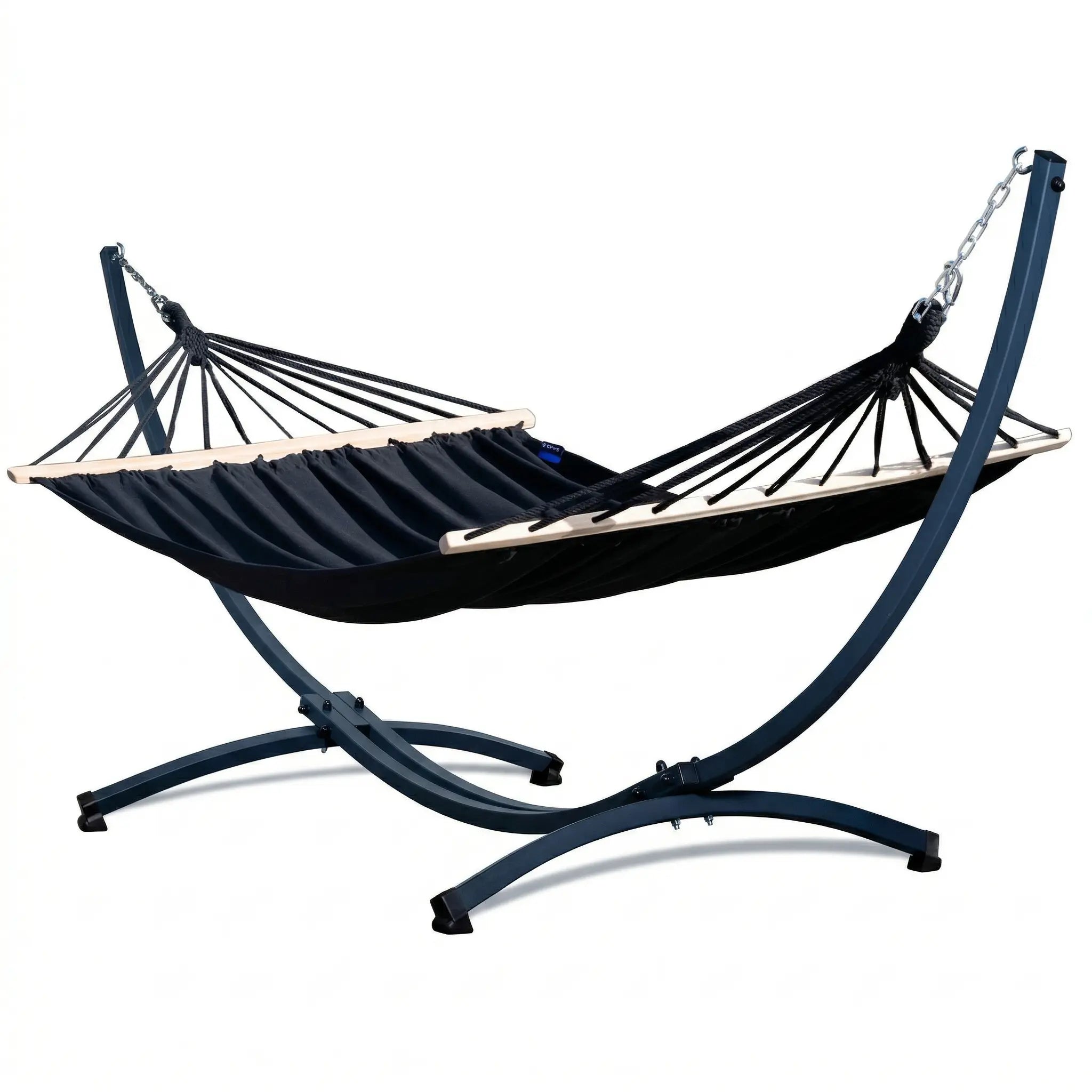 Hamac haut de gamme avec support courbé en arc anthracite et toile noire tendue par des barres en bois naturel, système de suspension par chaînes en acier sur fond blanc.