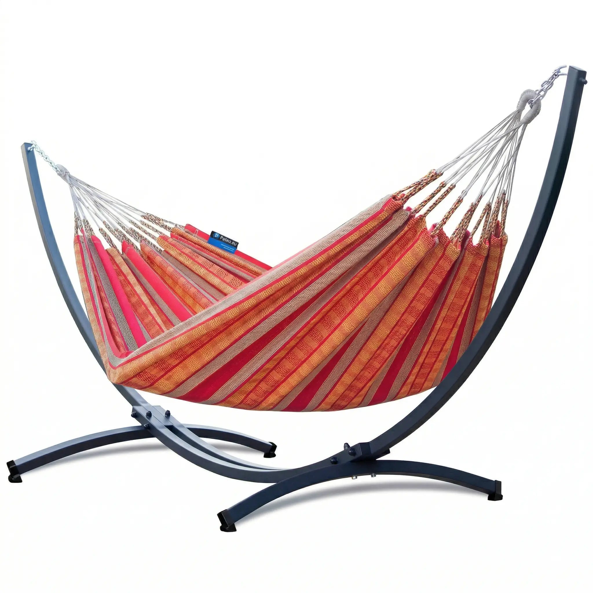 Hamac complet avec support courbé en arc noir et toile en coton aux rayures terracotta, rouge vif et ocre jaune sur fond blanc épuré.