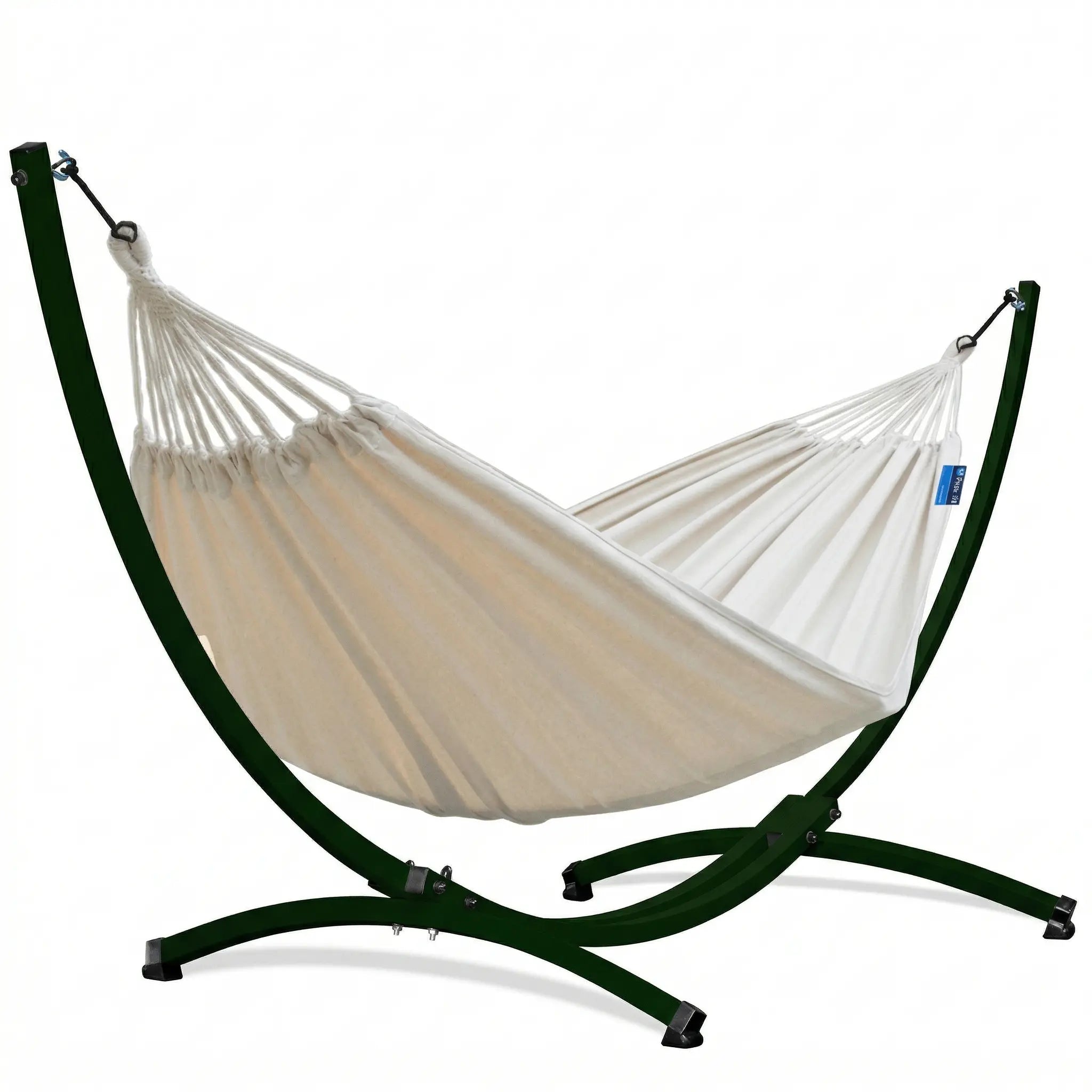 Hamac complet avec support courbé en arc coloris vert forêt et toile en coton blanc crème uni sur fond blanc épuré.