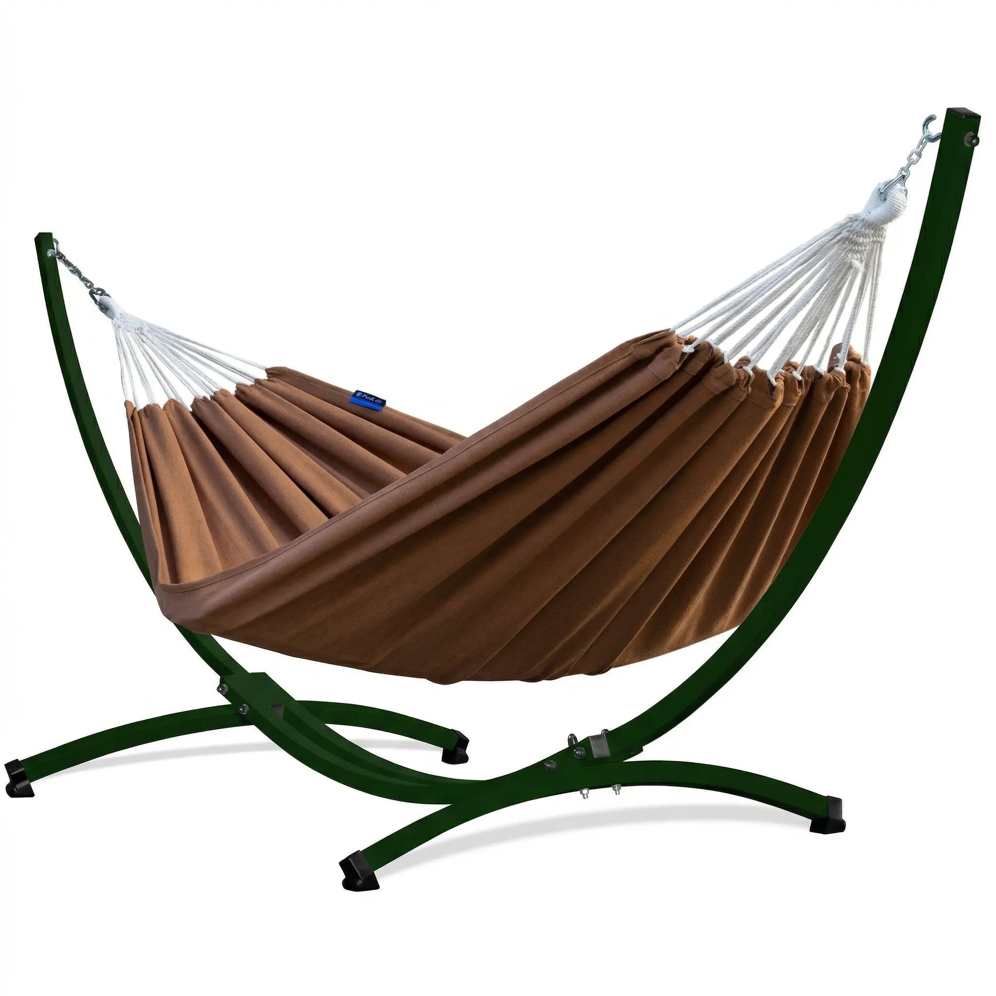 Hamac complet avec support courbé en arc vert forêt et toile en coton uni marron chocolat sur fond blanc épuré.