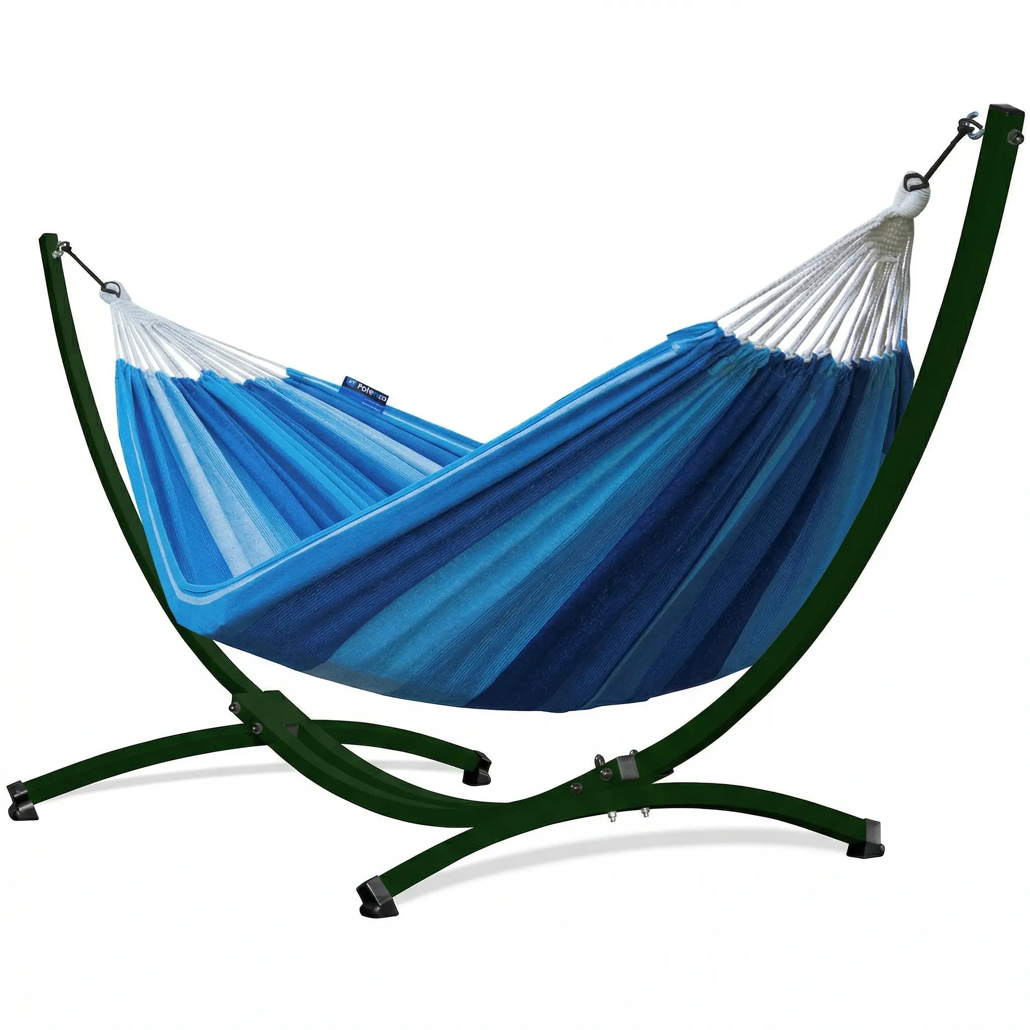 Hamac complet avec support courbé en arc vert forêt et toile en coton rayée dégradé bleu lagon et bleu ciel sur fond blanc.