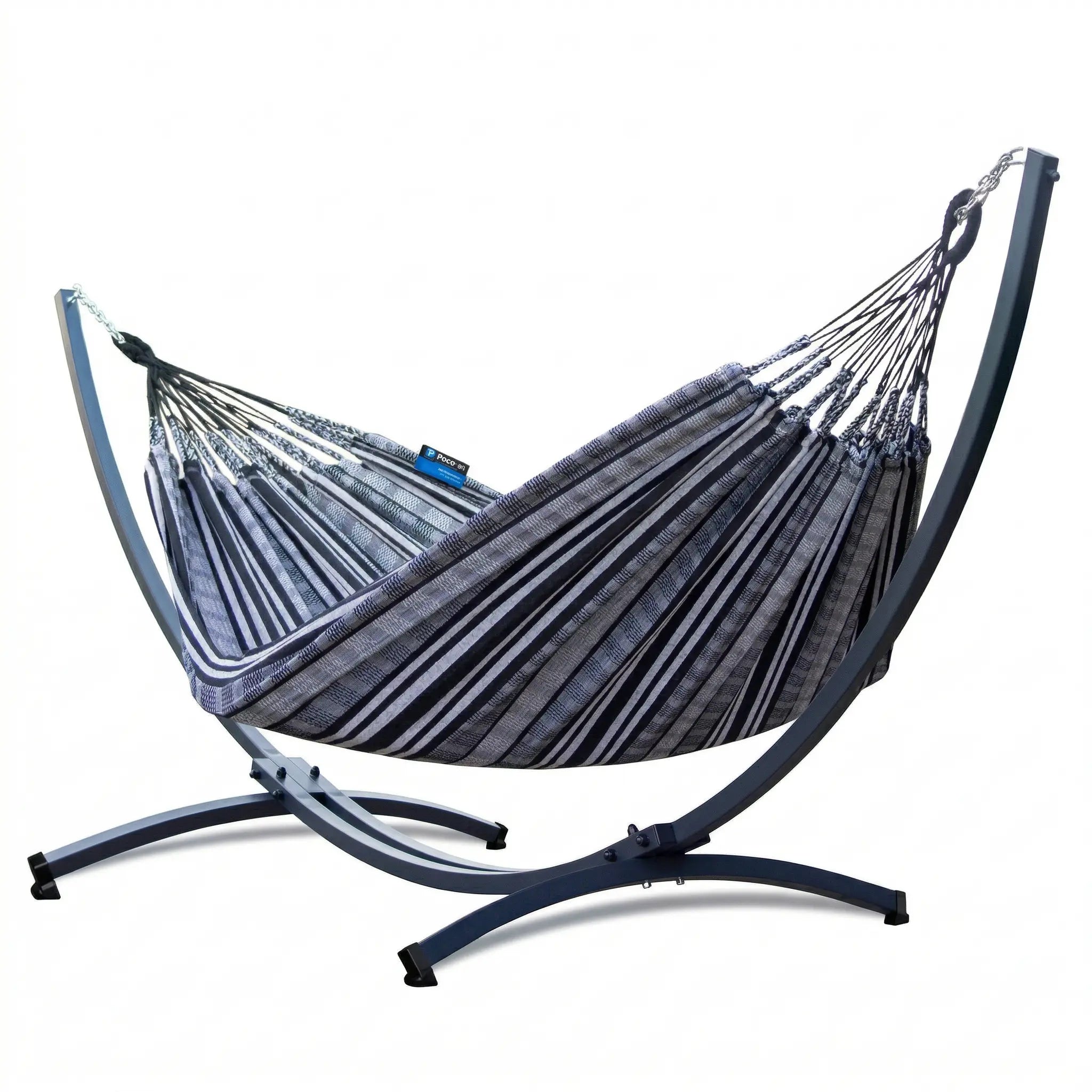 Hamac complet avec support courbé en arc noir et toile en coton rayée gris anthracite et blanc cassé sur fond blanc épuré.