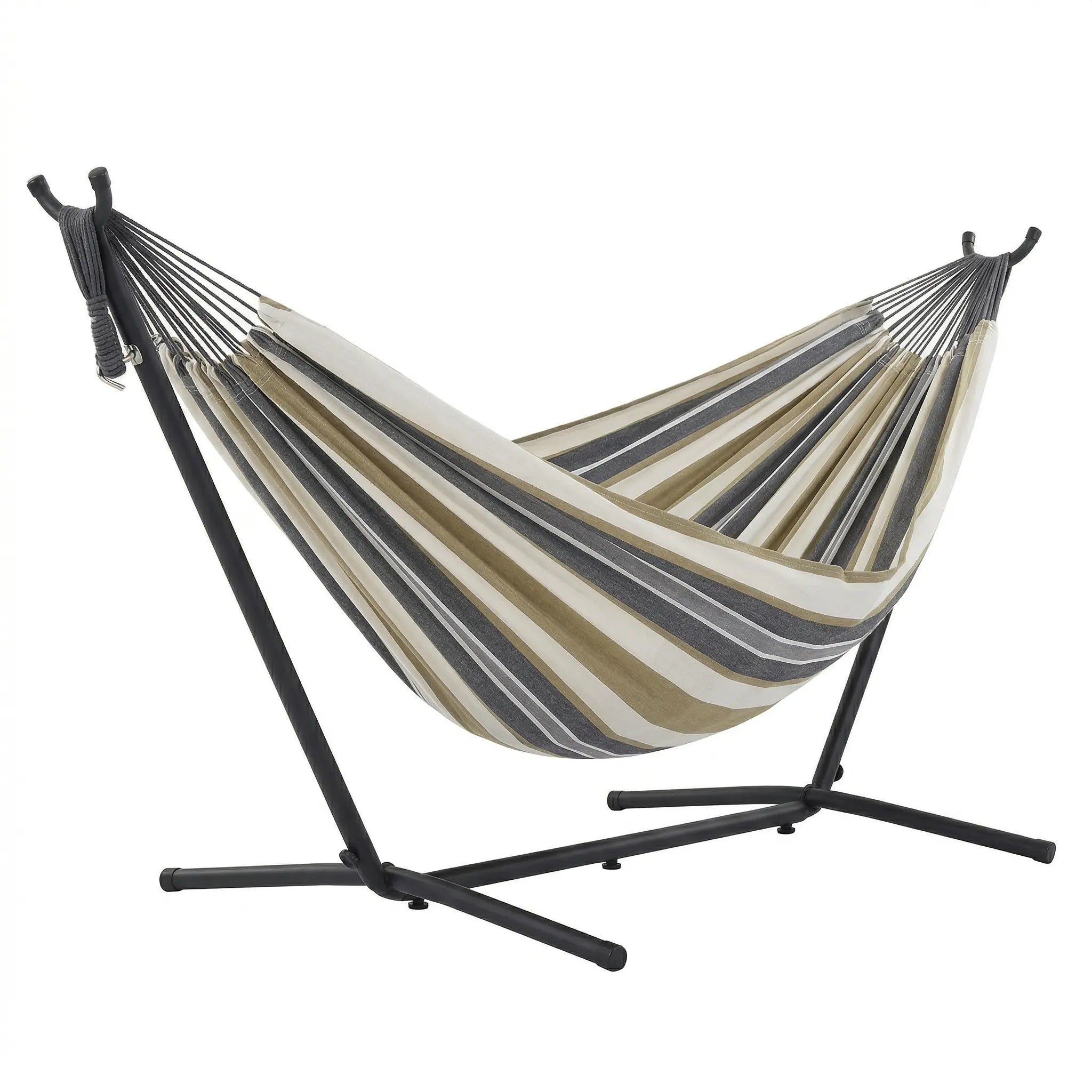 Hamac autoportant complet avec support métallique noir et toile en coton tissé aux rayures naturelles beige sable et gris anthracite sur fond blanc épuré.