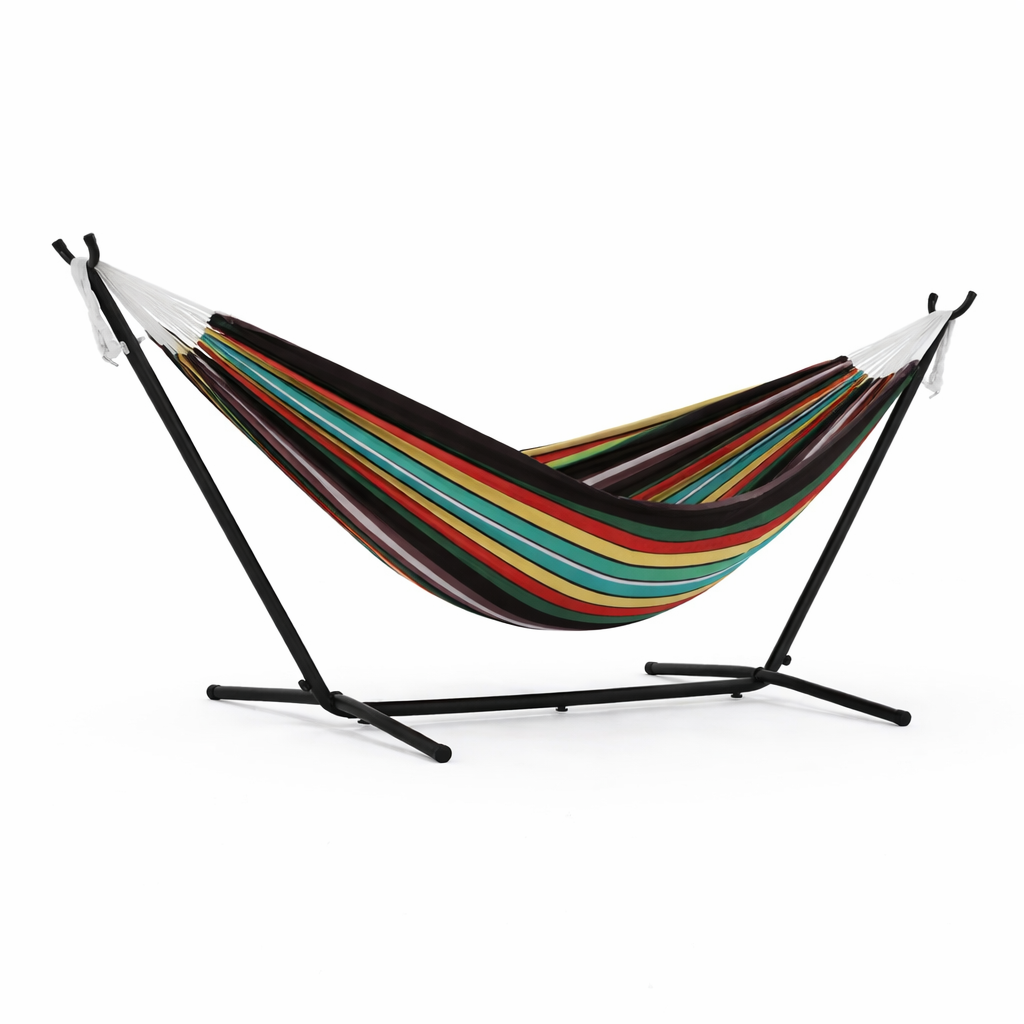 Vue d'ensemble d'un hamac autoportant complet avec support métallique noir robuste et toile en coton tissé aux rayures bleues claires, marine et rouges