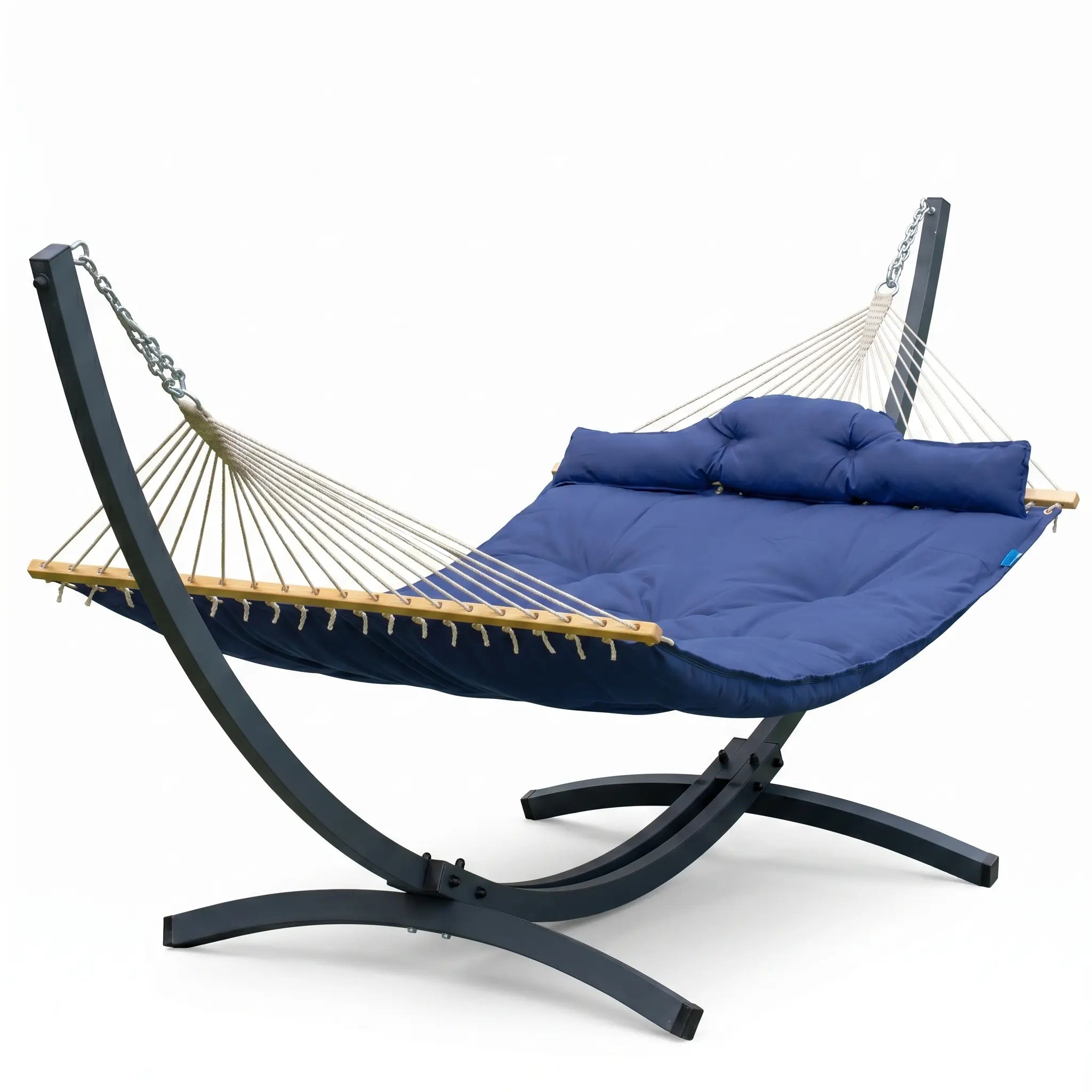 Lit hamac autoportant de luxe avec matelas rembourré bleu marine, oreiller intégré, barres d'écartement en bois et structure en arc en acier noir, isolé sur fond blanc.
