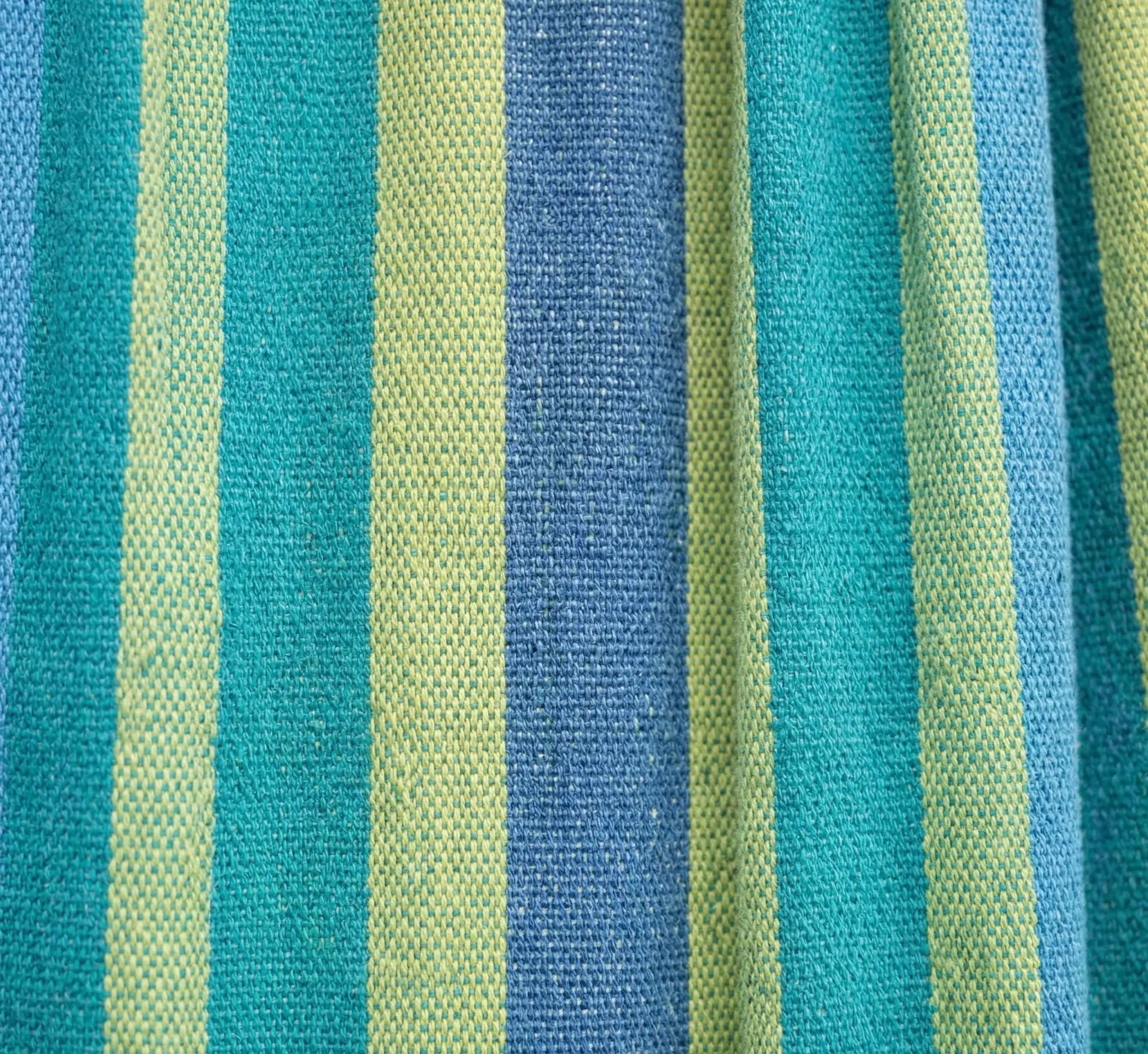 Vue macro du grain de tissage d'une toile de hamac en coton naturel haute densité avec rayures verticales vert lime bleu turquoise et bleu azur