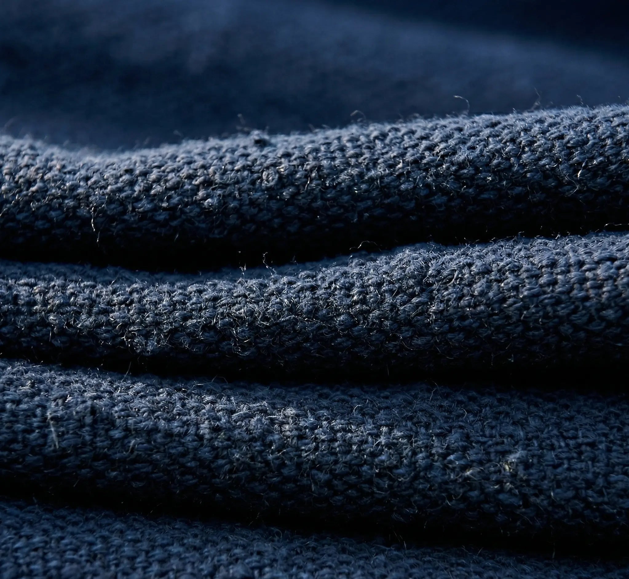Gros plan macro sur le tissage dense d'une toile de hamac en coton bleu marine premium montrant la qualité des fibres et la texture résistante haut de gamme