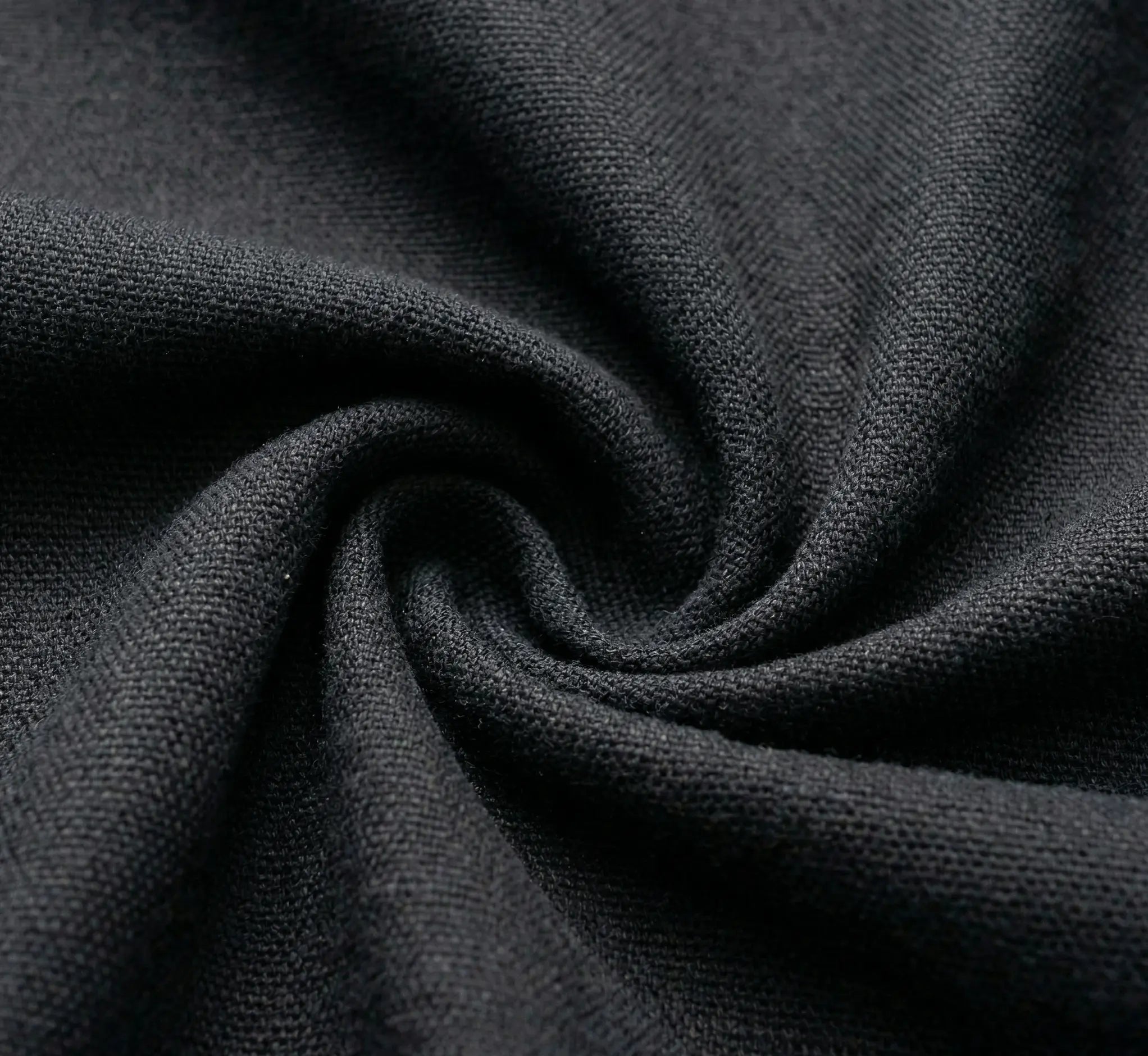 Gros plan macro sur le tissage serré d'une toile de hamac noire en coton premium haute densité montrant la qualité et la résistance des fibres